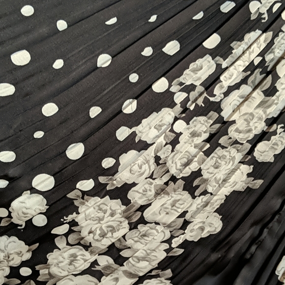 Floaty pleated skirt (Small) - Picture 2 of 5